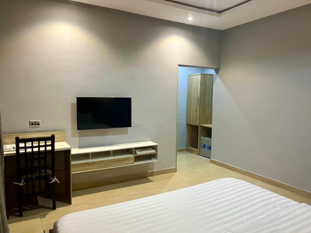 greywood-hotel-ikeja-superior-a